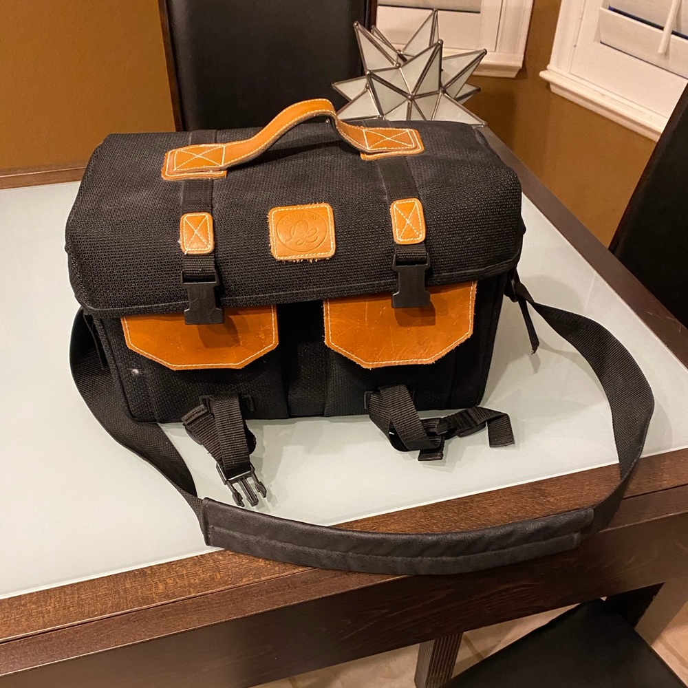 Vintage Quantaray shoulder bag/camera bag.
